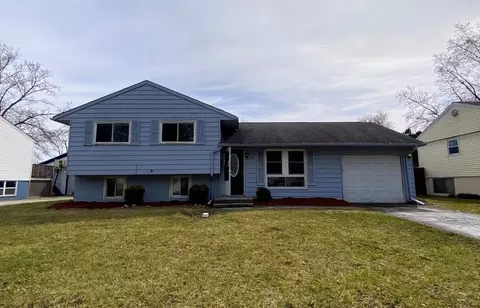 216 E Maple Dr, Glenwood, IL 60425