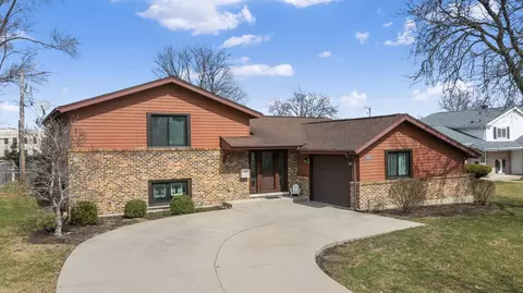 1010 W Alleghany Dr, Arlington Heights, IL 60004