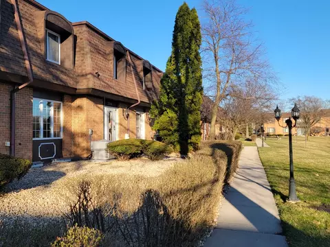 3241 Chestnut Dr, Flossmoor, IL 60422 photo 2