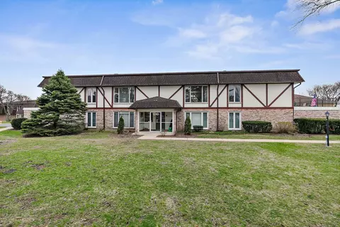 1310 S New Wilke Rd #2A, Arlington Heights, IL 60005