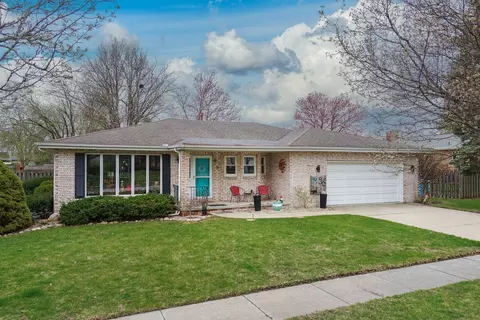 56 Brookshire Grn, Bloomington, IL 61704