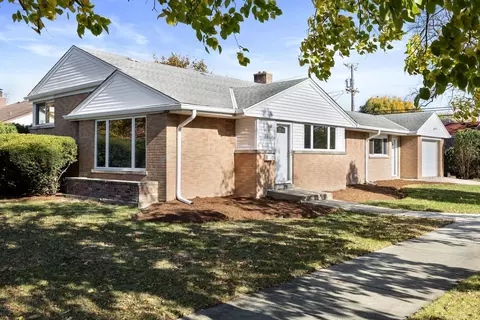 7251 N East Prairie Rd, Lincolnwood, IL 60712