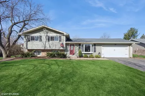 1 N068 Darling St, Carol Stream, IL 60188