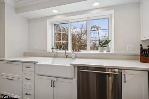 Kitchen - 60 Park Ln, Golf, IL 60029 photo 3 of 6