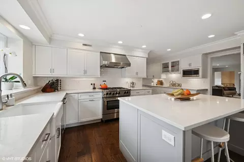 Kitchen - 60 Park Ln, Golf, IL 60029 photo 2 of 6