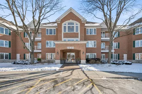 2640 Summit Dr #102, Glenview, IL 60025