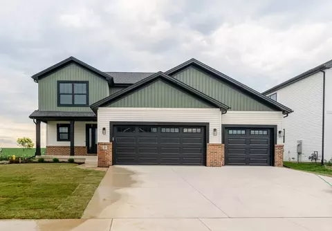 2 Bucktown Ct, Bloomington, IL 61705