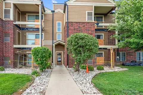 208 Glengarry Dr #203, Bloomingdale, IL 60108