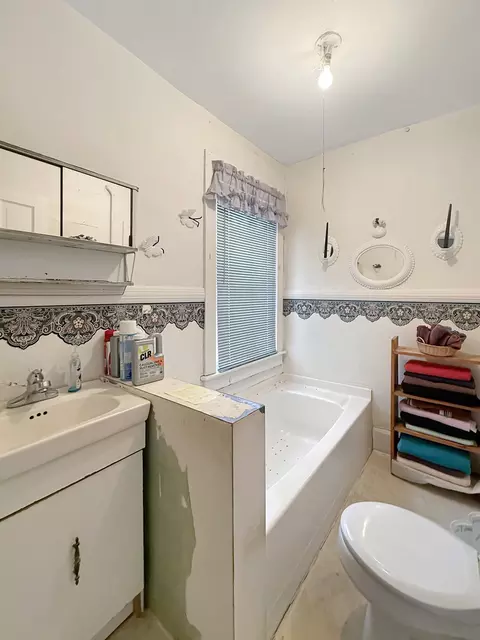 Bath - 624 E Pleasant St, Freeport, IL 61032 photo 3 of 3