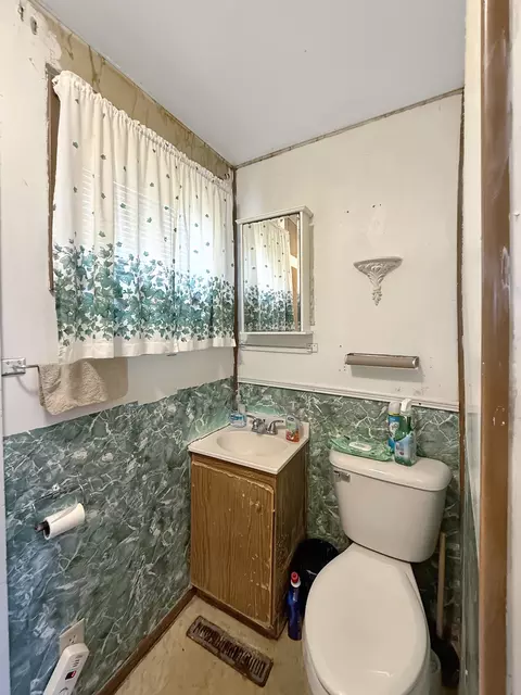 Bath - 624 E Pleasant St, Freeport, IL 61032 photo 1 of 3