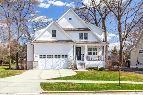 11 Cumnor Rd, Westmont, IL 60559