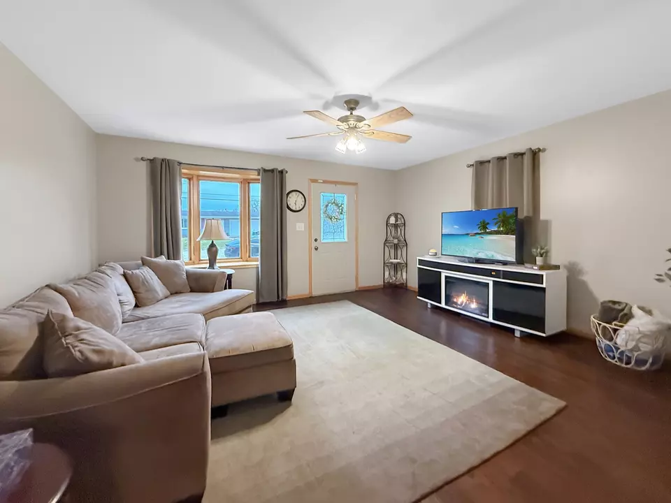 Living - 415 Grove, Lena, IL 61048 photo 3 of 6