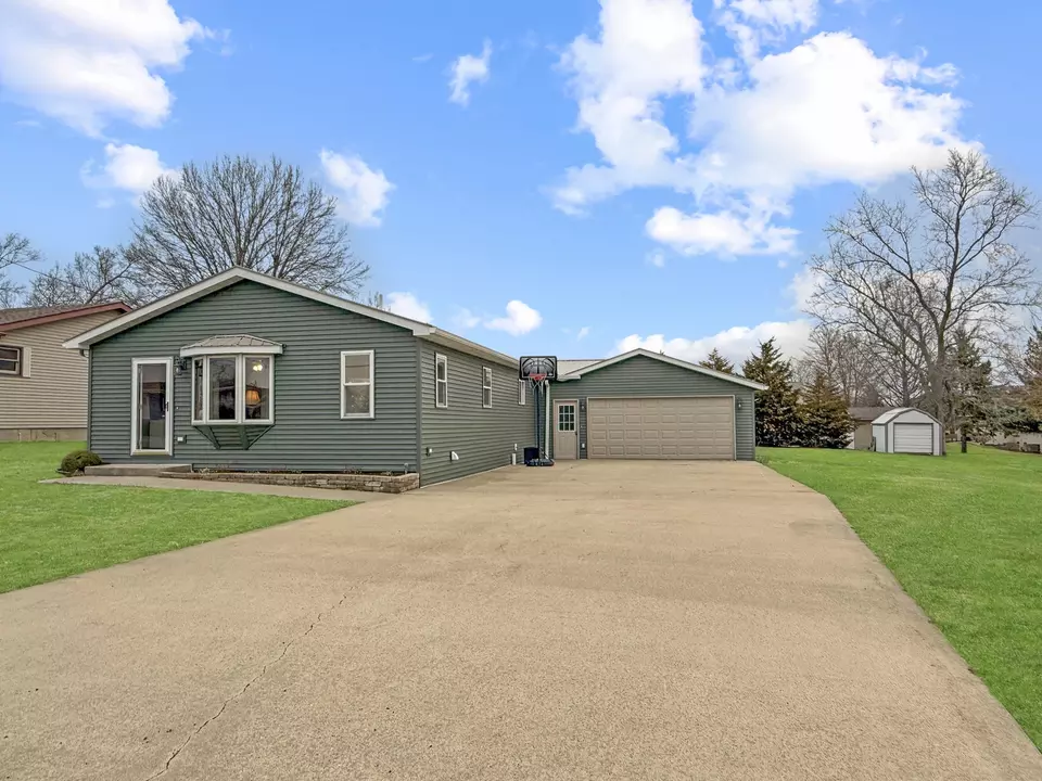 Exterior - 415 Grove, Lena, IL 61048 photo 6 of 7