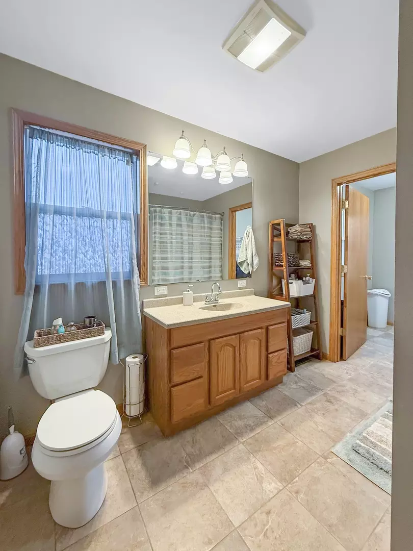 Bath - 415 Grove, Lena, IL 61048 photo 3 of 5