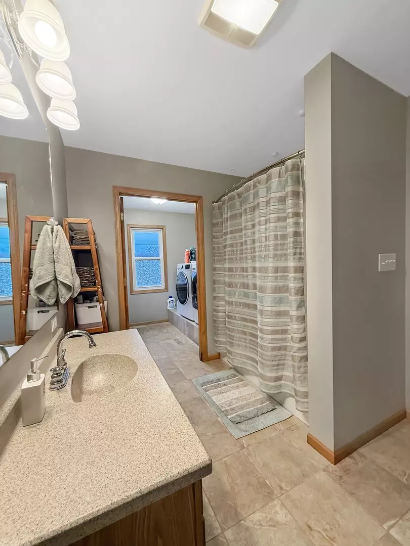 Bath - 415 Grove, Lena, IL 61048 photo 4 of 5