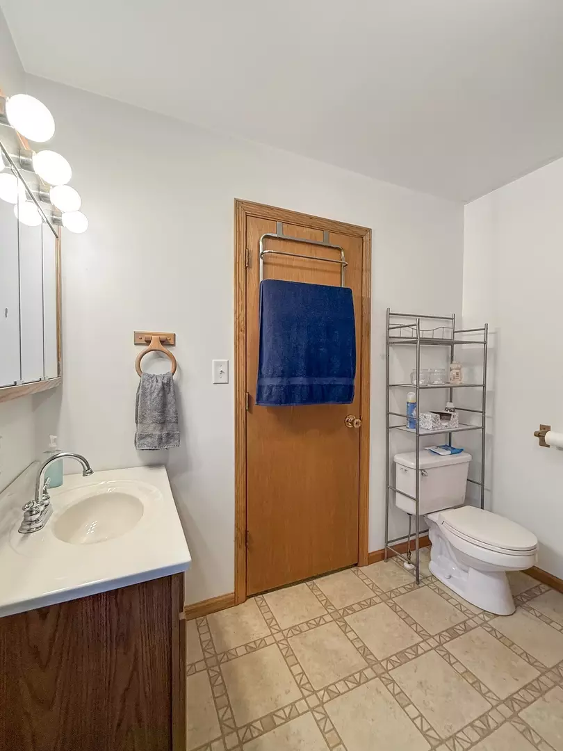 Bath - 415 Grove, Lena, IL 61048 photo 2 of 5