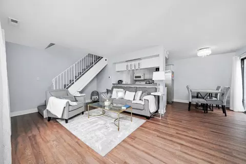 1681 Cornell Dr, Hoffman Estates, IL 60169 photo 2