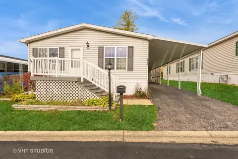 815 Oakbrook Dr, Crystal Lake, IL 60014