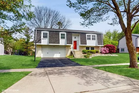 1900 Driftwood Ct, Hoffman Estates, IL 60192