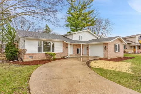 2115 N Elizabeth Dr, Arlington Heights, IL 60004