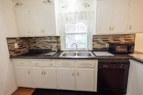 Kitchen - 1975 E Linden St, Kankakee, IL 60901 photo 1 of 4