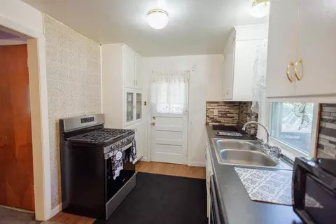 Kitchen - 1975 E Linden St, Kankakee, IL 60901 photo 2 of 4