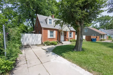 Exterior - 1975 E Linden St, Kankakee, IL 60901 photo 3 of 4