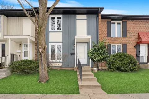 33 Pioneer Park Pl, Elgin, IL 60123
