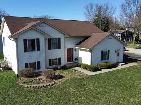 100 Cornwall Cir, Poplar Grove, IL 61065