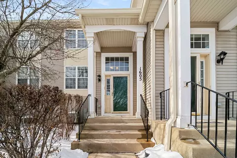 1605 Saint Claire Ct, Gurnee, IL 60031