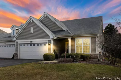 1561 Francis Dr, Pingree Grove, IL 60140