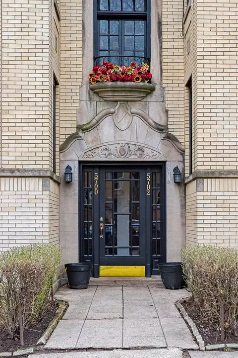 5702 N Maplewood Ave #2, Chicago, IL 60659