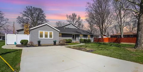 806 E Scott St, Tuscola, IL 61953