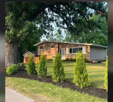 903 N Midlothian Rd, Mundelein, IL 60060