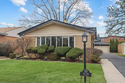 5128 Coyle Ave, Skokie, IL 60077