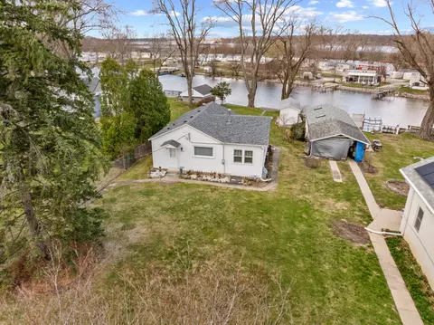 38490 N Lakeside Pl, Antioch, IL 60002