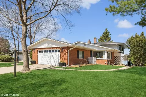 2912 S Briarwood Dr E, Arlington Heights, IL 60005