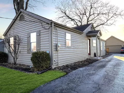 32 Oak Lane Dr, Lake Villa, IL 60046