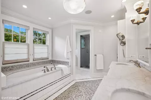 Bath - 624 Pine Ln, Winnetka, IL 60093 photo 3 of 9