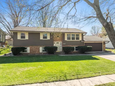 2907 Capen Dr, Bloomington, IL 61704