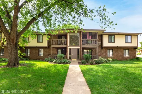 566 Somerset Ln #6, Crystal Lake, IL 60014
