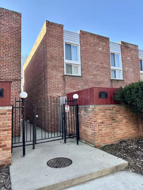 1615 W Greenleaf Ave #B, Chicago, IL 60626