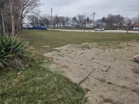 15 Hill Ave, Aurora, IL 60505