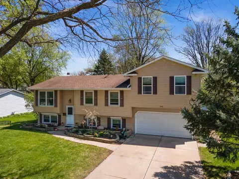 641 Independence Dr, Aurora, IL 60506 photo 2