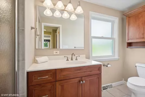 Bath - 1508 Gamon Rd, Wheaton, IL 60189 photo 3 of 6