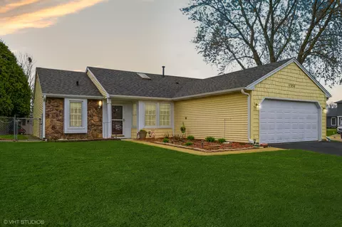 1351 Windsor Ct, Elgin, IL 60120