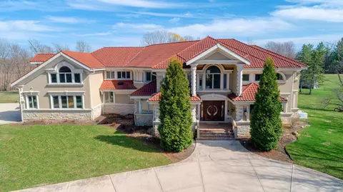 2 Tricia Ln, Barrington Hills, IL 60010