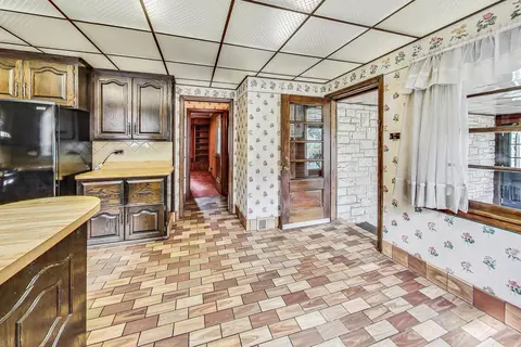 Entry Way - 8122 Edgewater Rd, North Riverside, IL 60546 photo 3 of 5