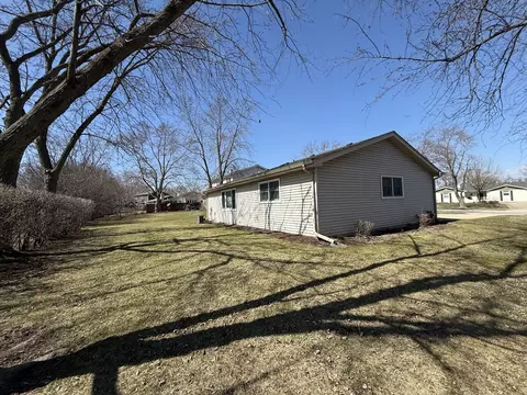 2015 Sheffield Ln, Wheaton, IL 60187 photo 2