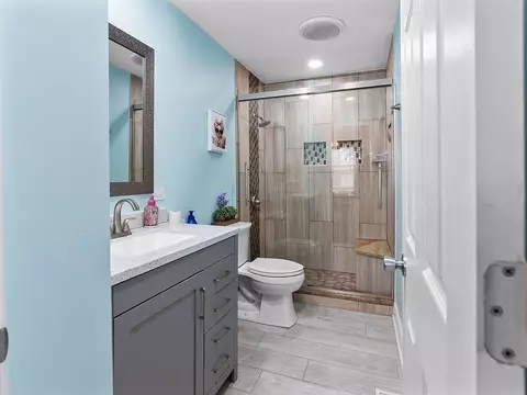 Bath - 1660 Sheffield Ct, Aurora, IL 60504 photo 2 of 2